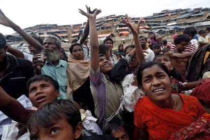 Refugiados rohingya chegam a Bangladesh.