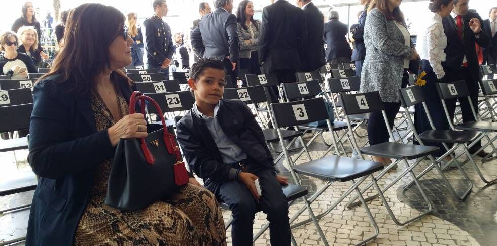 A mãe de Cristiano Ronaldo, Dolores Aveiro, sentada ao lado do neto, na cerimônia de mudança de nome do aeroporto