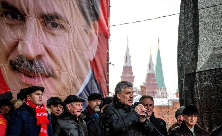 O candidato do Partido Comunista da Rússia, Pavel Grudinin (centro), discursa em um comício no último dia 10.