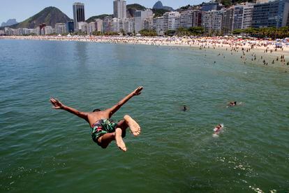 Cariocas e turistas aproveitam o último dia de 2019 para curtirem a praia de Copacabana, zona sul da cidade.