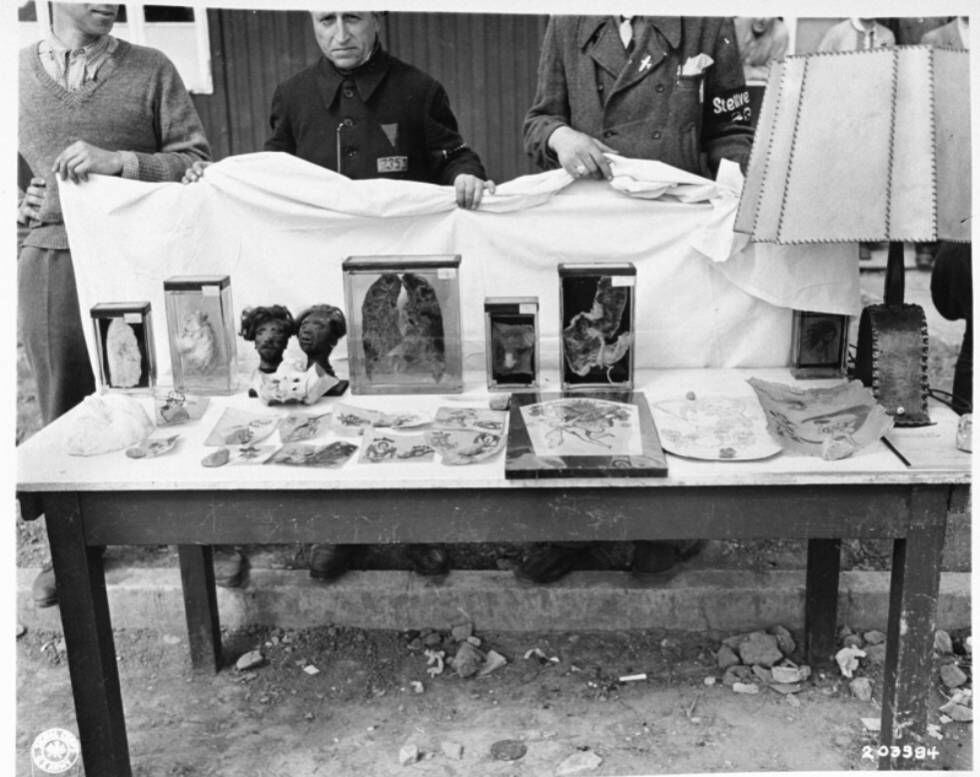 Pele tatuada e outros restos humanos encontrados em Buchenwald após sua liberação