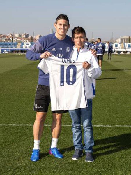 Johan Alexis Ramírez Castro com seu ídolo, James.