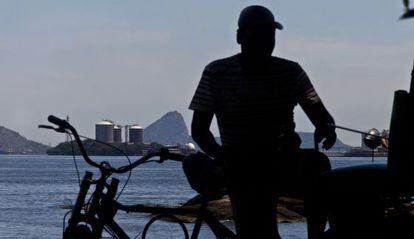 Um homem diante de uma instalação da Petrobras no Rio do Janeiro.