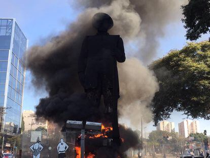 Chamas atingem a estátua de Borba Gato, na zona sul de São Paulo.