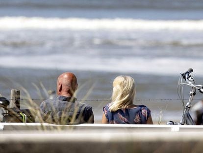 Dois visitantes aproveitam um dia ensolarado na praia de Zandvoort (Países Baixos), no sábado passado.
