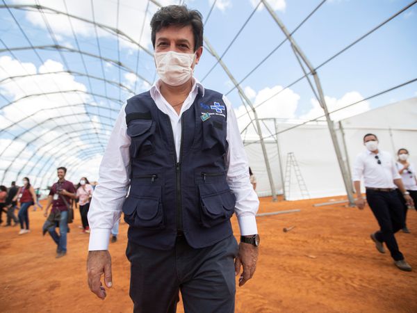 AME1961. AGUAS LINDAS (BRASIL), 11/04/2020.- El Ministro de Salud de Brasil, Luiz Henrique Mandetta, visita la construcción del primer hospital de campaña de la Unión este sábado, en Águas Lindas, en los alrededores de Brasilia (Brasil). La ubicación fue elegida después de una solicitud de apoyo del gobierno del estadio de Goiás a la Unión debido a la necesidad de prestar especial atención a COVID-19 en la región. El hospital comienza a complementar los sistemas de salud de Goiás y el Distrito Federal. EFE/ Joédson Alves.