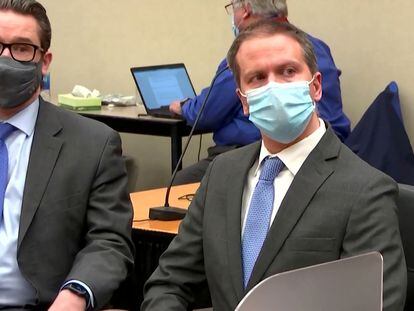 O ex-agente Derek Chauvin (direita), em 20 de abril, com seu advogado, Eric Nelson, escutando o veredito do júri em Minneapolis.