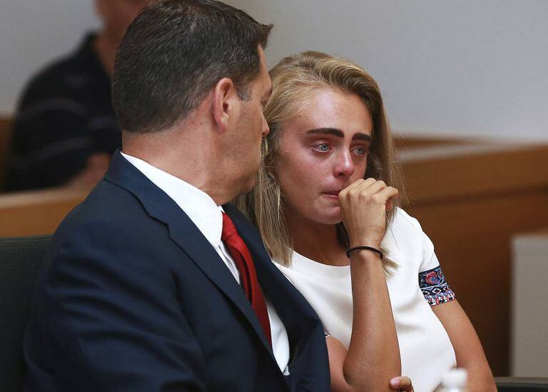 Michelle Carter escuta o veredicto.