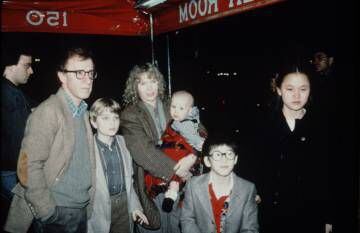Woody Allen e Mia Farrow com seus filhos (Soon-Yi à direita).