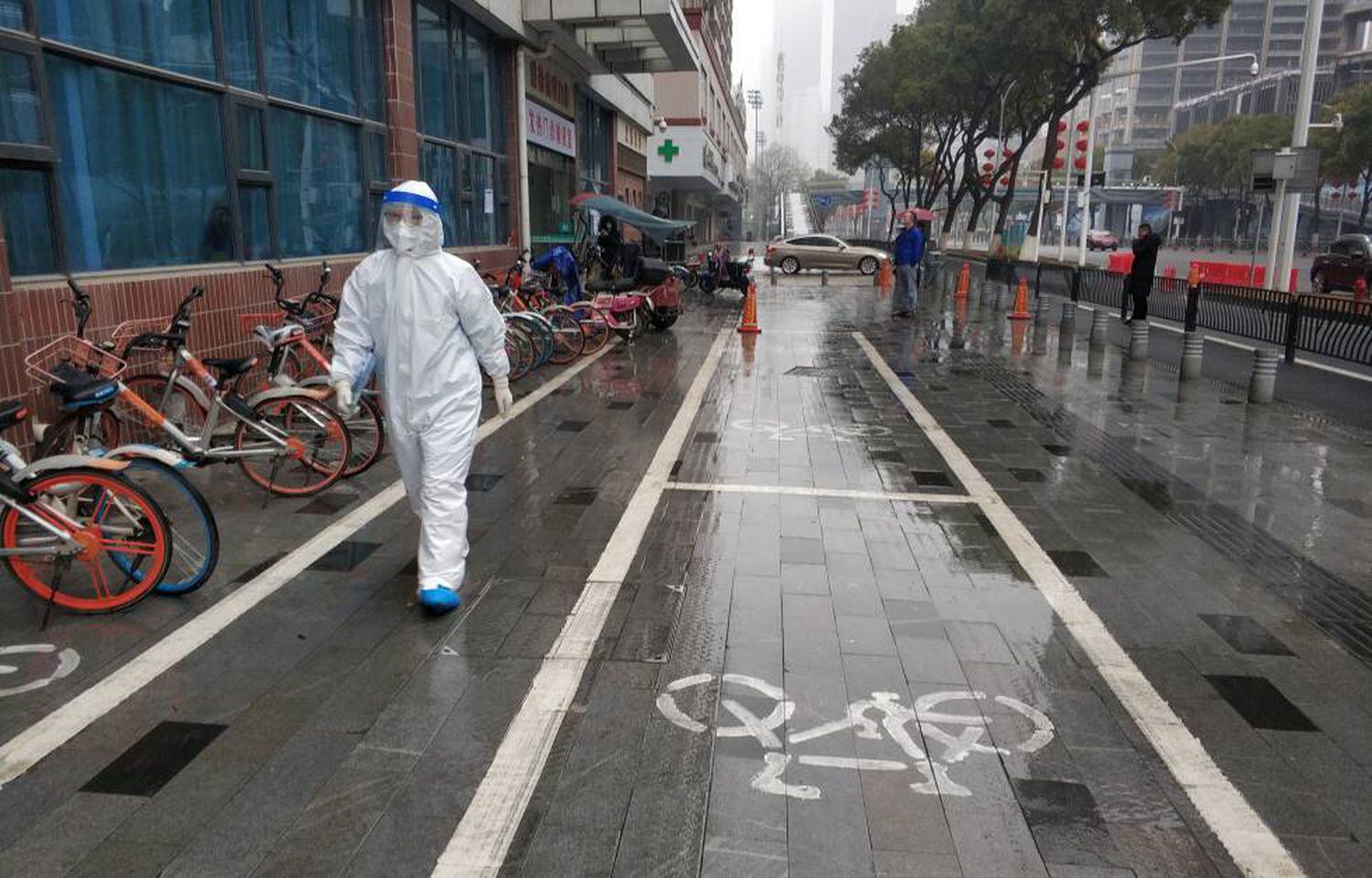 Agente sanitário em Wuhan, na China.