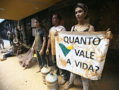 Ativistas protestam contra desastre de Mariana na sede da Vale no Rio.