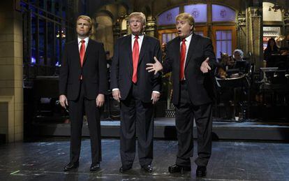 Taran Killam, &agrave; esquerda, Donald Trump e Darrell Hammond, &agrave; direita, na abertura do &quot;Saturday Night Live&quot;.