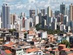 Favela e bairro nobre: IPTU pesa mais no orçamento das famílias pobres.