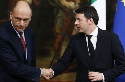 Renzi (direita) cumprimenta Letta, em Roma.