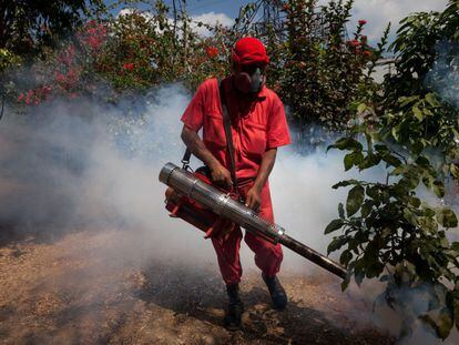 Homem pulveriza lavoura contra o Aedes em Caracas.