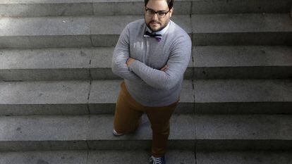 Rafael, de orientação assexual, posa em uma praça de Madri.