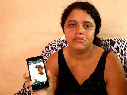 Adriana mostra a foto do seu filho, um dos jovens assassinados por policiais em Costa Barros. A mulher tentou se suicidar várias vezes depois da morte do filho. Os quatro policiais envolvidos na chacina aguardam o julgamento em liberdade.