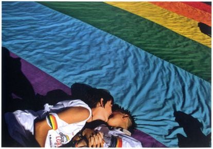 Duas mulheres se beijam durante a Parada Gay de Bras&iacute;lia.