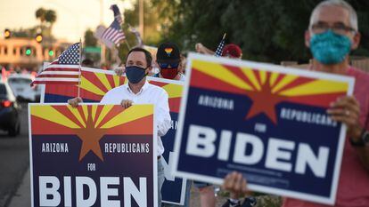 O juiz Dan Barker (de camisa branca), em uma manifestação do grupo ‘Republicanos por Biden’ em Phoenix.