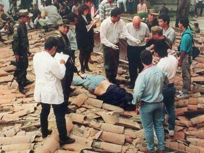 O corpo de Pablo Escobar, morto a tiros pela polícia.