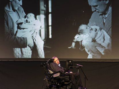 Stephen Hawking, diante de duas fotos com sua mãe e seu pai.