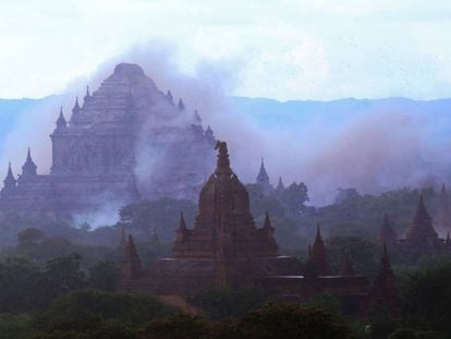 O templo de Dhammayangyi cercado de poeira, após um tremor de 6,8 graus atingir Myanmar.