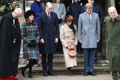 Os duques de Cambridge, Meghan Markle, Harry da Inglaterra e o duque de Edimburgo em frente à igreja no Natal.