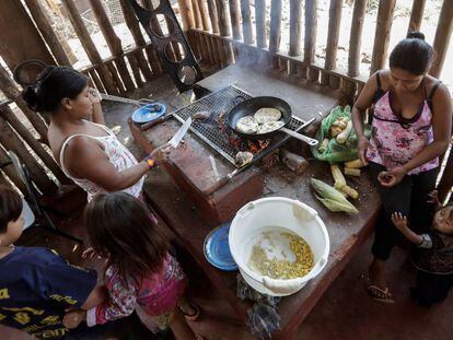 Índios guarani dia 11 de abril de 2019, em una reserva indígena em São Paulo.