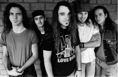 Pearl Jam em 1992. À esquerda, Eddie Vedder, o líder do grupo.
