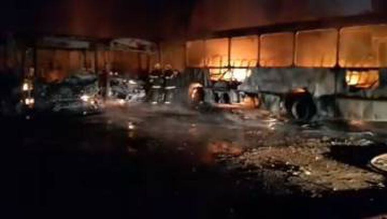 Um dos ataques aconteceu conta ônibus estacionados em garagem em Minas.