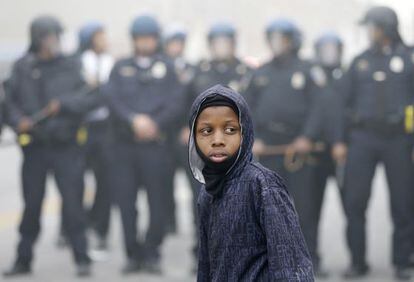 Um garoto diante da polícia, durante os protestos de segunda-feira em Baltimore.