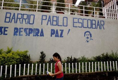 Menina caminha pelo bairro Pablo Escobar em Medellín.
