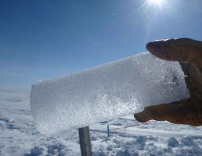 Cilindro de gelo com água líquida extraído de uma perfuração na Groenlândia.