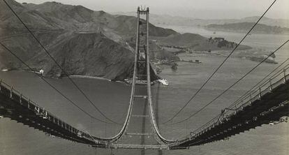 A ponte Golden Gate em fotografia de Peter Stackpole de 1935.