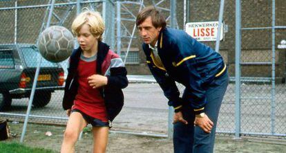 Johan Cruyff com seu filho Jordi, em 1982.