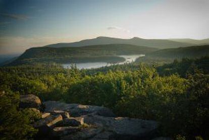 Panorâmica das montanhas Catskills desde Sunset rock, no Estado de Nova York.