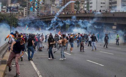 Manifestantes protestam contra o Governo Maduro.