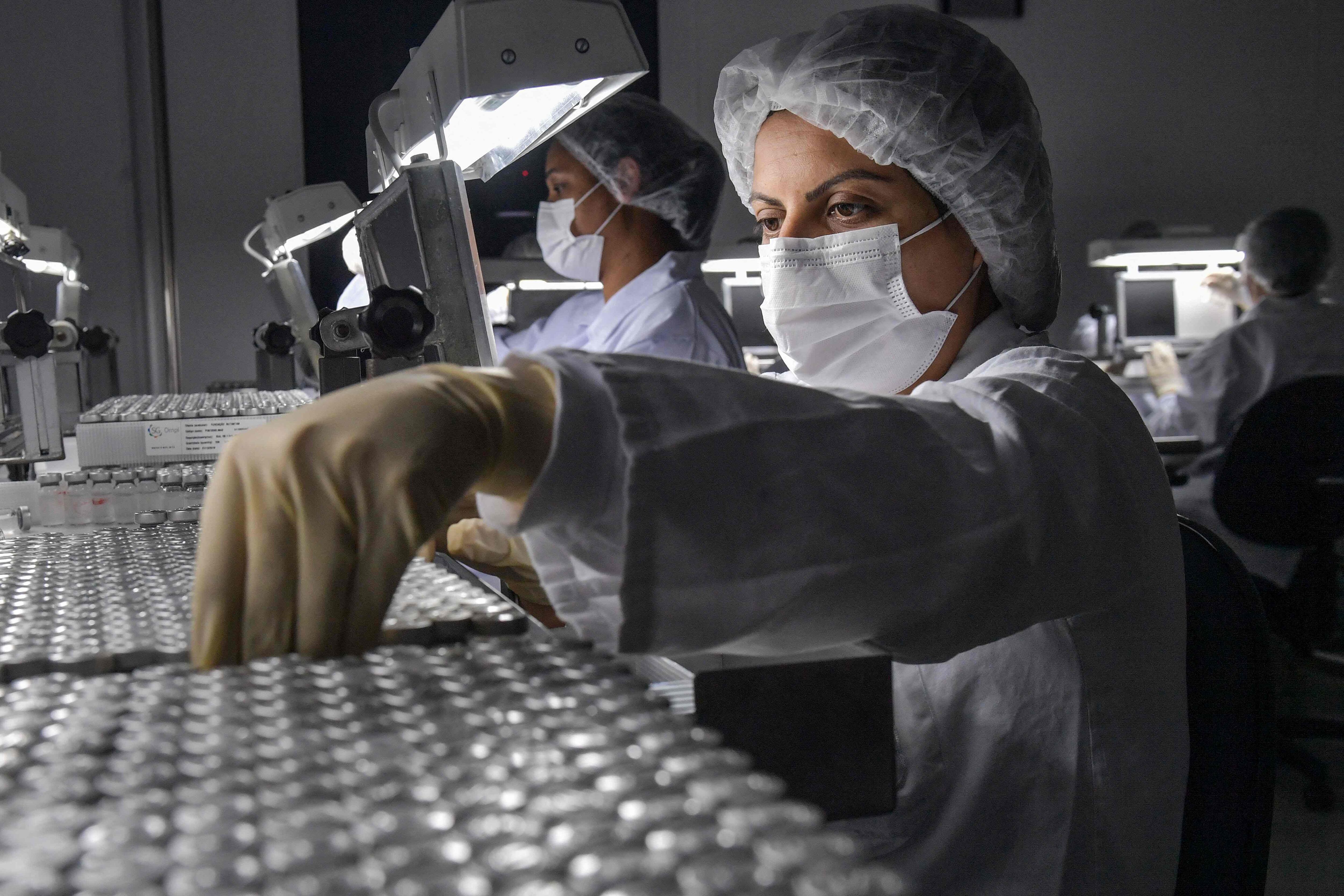 Trabalhadores do Instituto Butantan trabalham na produção da vacina Coronavac, em São Paulo, em 14 de janeiro de 2021. Para especialista, faltam políticas públicas para o setor no Brasil. 