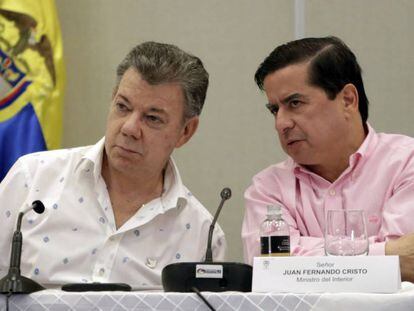 O presidente da Colômbia, Juan Manuel Santos, ao lado ministro do Interior, Juan Fernando Cristo.