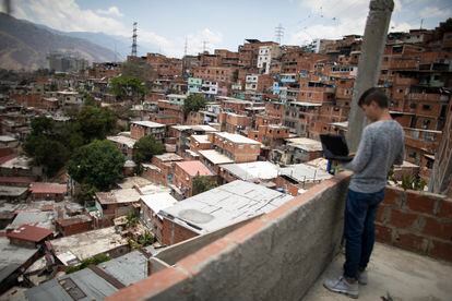 Na imagem, um jovem tenta se conectar à Internet em um telhado de Caracas (L. F. V, Getty)