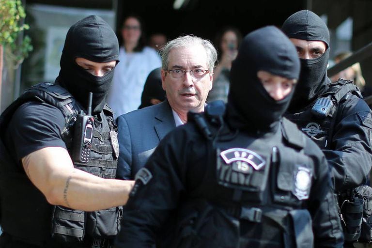 Policiais conduzem Cunha para o IML de Curitiba.
