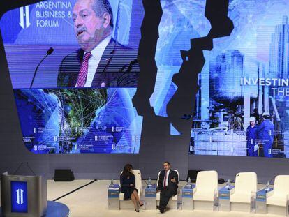 O presidente da Dow Chemical, Andrew N. Liveris (dir.), no Fórum de Investimento e Negócios da Argentina.