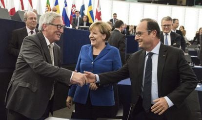 Jean-Claude Juncker (esq), saúda Merkel e Hollande no plenário do Parlamento Europeu em Estrasburgo (França) em 7 de outubro de 2015.