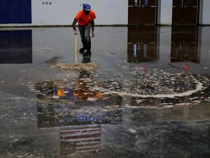 Trabalhador remove a água de um ginásio em Houston