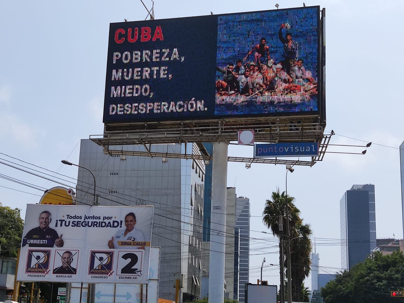 Anúncios nas ruas contra a candidatura de Pedro Castillo, em Lima. (J. F.).