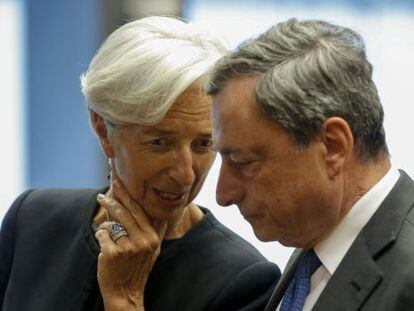 Draghi com Lagarde em uma reunião do Eurogrupo.