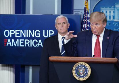 O presidente dos EUA, Donald Trump, e o vice-presidente Mike Pence na sala de imprensa da Casa Branca.