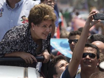 Dilma tira foto com eleitor em campanha no Rio, no dia 20