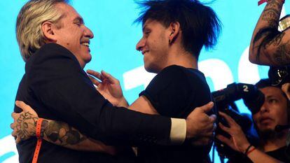 Alberto Fernández, o presidente eleito da Argentina, abraça seu filho Estanislao em Buenos Aires, em 27 de outubro.