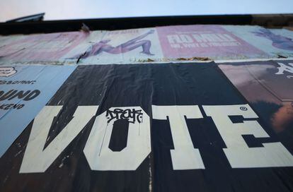 Cartaz com os dizeres "Vote" em Los Angeles, em campanha para aumentar a participação de eleitores no pleito presidencial de 3 de novembro.